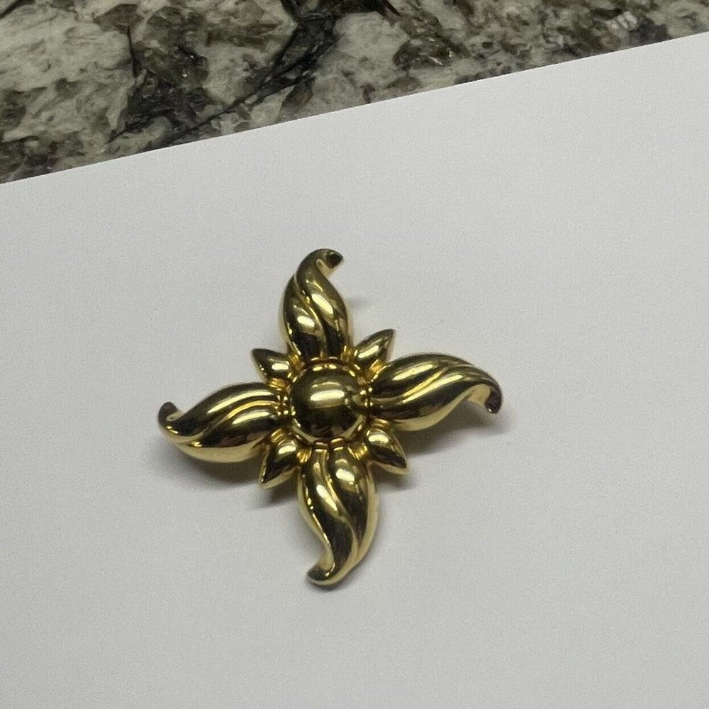 Pretty Brooch Pin Polished Gold Tone Metal Signed Monet